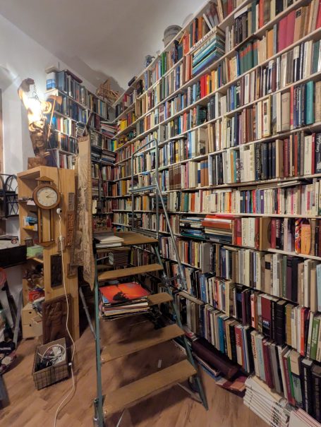Bücher über Bücher, bis zur Decke Bücher über Bücher, bis zur Decke