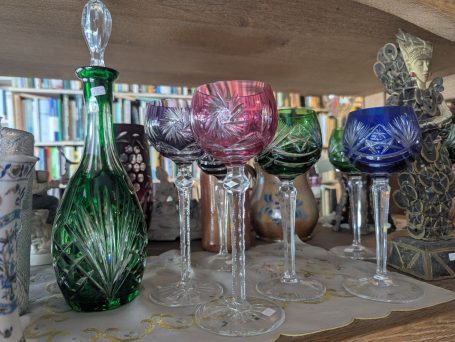 Gläser und Geschirr - Einzelstücke und Sets Bunte Weingläser mit filigranen Mustern